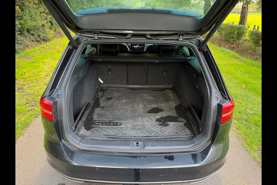 Volkswagen Passat Variant 1.6 TDI Highline Business R | Navi + Cruise control Nu € 9.975 Ex BTW,- !!!