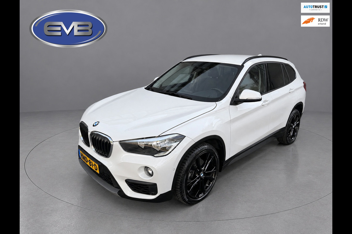 BMW X1 SDrive18i Executive, achteruitrijcamera, extra getint glas, electr bedienbare achterklep, parelmoer wit