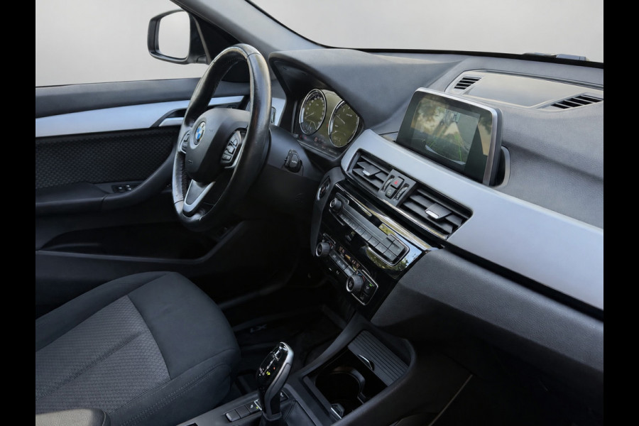 BMW X1 SDrive18i Executive, achteruitrijcamera, extra getint glas, electr bedienbare achterklep, parelmoer wit