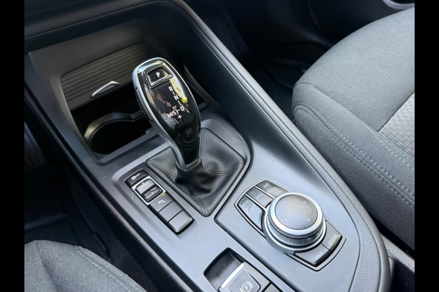 BMW X1 SDrive18i Executive, achteruitrijcamera, extra getint glas, electr bedienbare achterklep, parelmoer wit