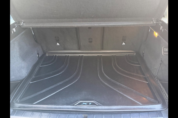 BMW X1 SDrive18i Executive, achteruitrijcamera, extra getint glas, electr bedienbare achterklep, parelmoer wit