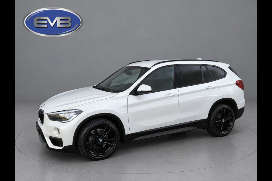 BMW X1 SDrive18i Executive, achteruitrijcamera, extra getint glas, electr bedienbare achterklep, parelmoer wit
