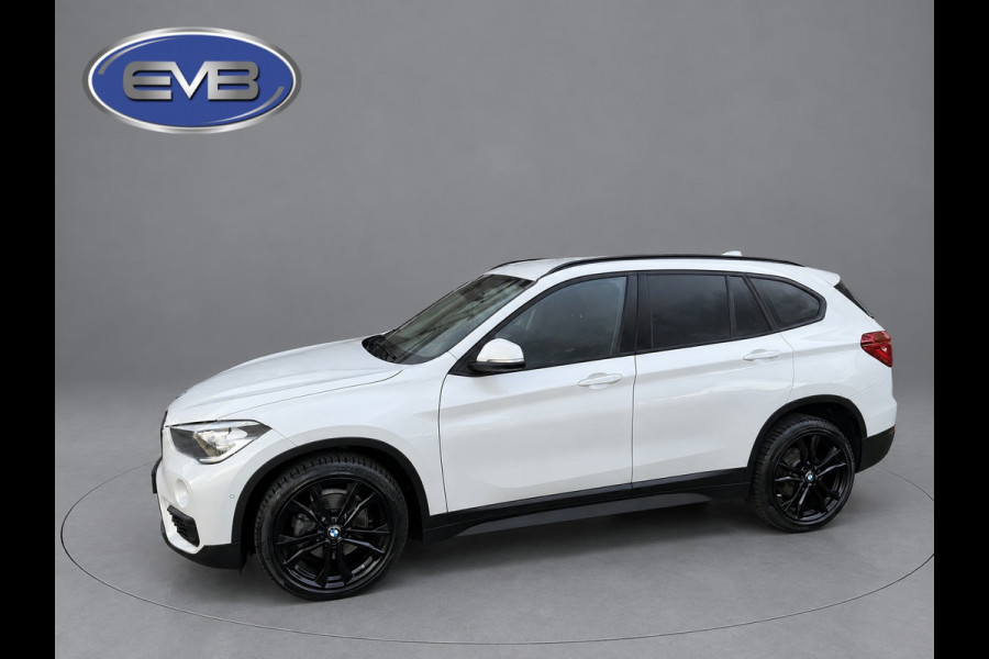 BMW X1 SDrive18i Executive, achteruitrijcamera, extra getint glas, electr bedienbare achterklep, parelmoer wit