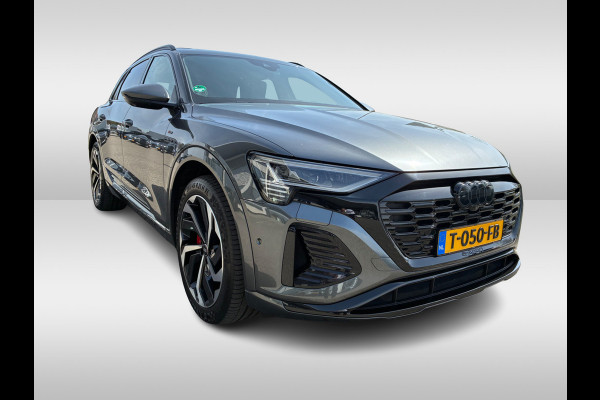 Audi Q8 e-tron 55 quattro S Edition 115 kWh / Panoramadak / 360Camera / Head-up / B&O / Keyless / Luchtvering / 21'' / Stoel+Stuurverwarming / Sfeerverlichting / Dodehoek / DAB / ACC