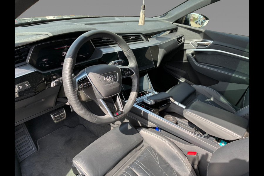 Audi Q8 e-tron 55 quattro S Edition 115 kWh / Panoramadak / 360Camera / Head-up / B&O / Keyless / Luchtvering / 21'' / Stoel+Stuurverwarming / Sfeerverlichting / Dodehoek / DAB / ACC