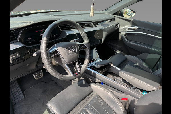 Audi Q8 e-tron 55 quattro S Edition 115 kWh / Panoramadak / 360Camera / Head-up / B&O / Keyless / Luchtvering / 21'' / Stoel+Stuurverwarming / Sfeerverlichting / Dodehoek / DAB / ACC