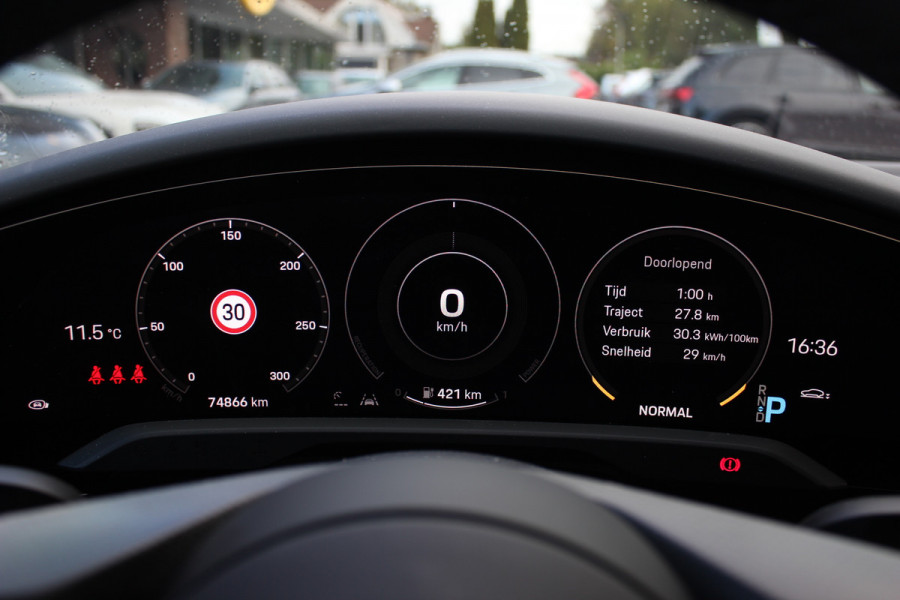 Porsche Taycan Turbo 93 kWh / SOH 92,3% / Panoramadak / 360Camera / Head-up / Burmester / Luchtvering / 20'' / InnoDrive / Sportchrono+Design / Keyless / Adaptieve Stoelen / Dodehoek / DAB / Warmtepomp