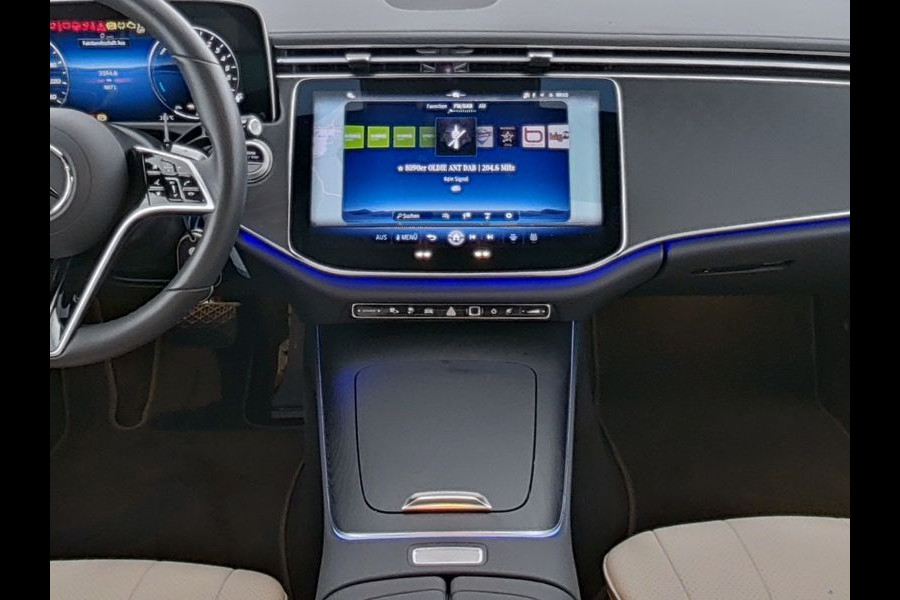 Mercedes-Benz E-Klasse Estate 300 e Avantgarde Night Edition Panorama Schuif-Kanteldak | Digital Licht | 20 Inch Velgen | Trekhaak | AC en DC Laden | Stuur en Stoelverwarming. Inclusief 24 maanden MB Certified garantie voor Europa
