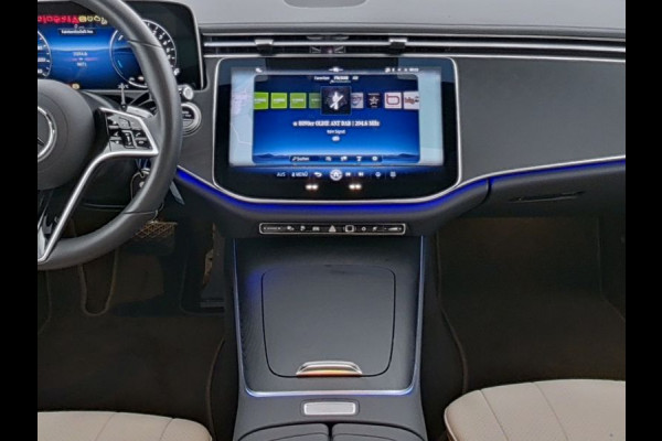 Mercedes-Benz E-Klasse Estate 300 e Avantgarde Night Edition Panorama Schuif-Kanteldak | Digital Licht | 20 Inch Velgen | Trekhaak | AC en DC Laden | Stuur en Stoelverwarming. Inclusief 24 maanden MB Certified garantie voor Europa