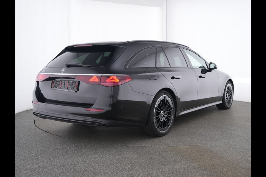 Mercedes-Benz E-Klasse Estate 300 e Avantgarde Night Edition Panorama Schuif-Kanteldak | Digital Licht | 20 Inch Velgen | Trekhaak | AC en DC Laden | Stuur en Stoelverwarming. Inclusief 24 maanden MB Certified garantie voor Europa