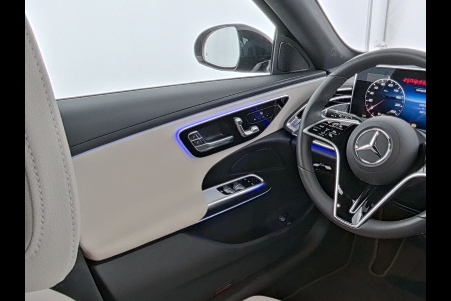 Mercedes-Benz E-Klasse Estate 300 e Avantgarde Night Edition Panorama Schuif-Kanteldak | Digital Licht | 20 Inch Velgen | Trekhaak | AC en DC Laden | Stuur en Stoelverwarming. Inclusief 24 maanden MB Certified garantie voor Europa