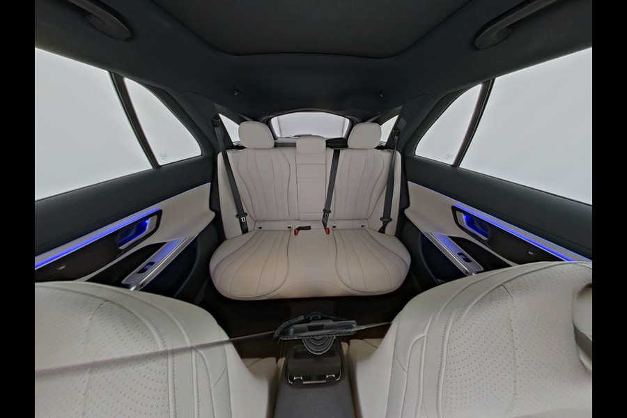 Mercedes-Benz E-Klasse Estate 300 e Avantgarde Night Edition Panorama Schuif-Kanteldak | Digital Licht | 20 Inch Velgen | Trekhaak | AC en DC Laden | Stuur en Stoelverwarming. Inclusief 24 maanden MB Certified garantie voor Europa