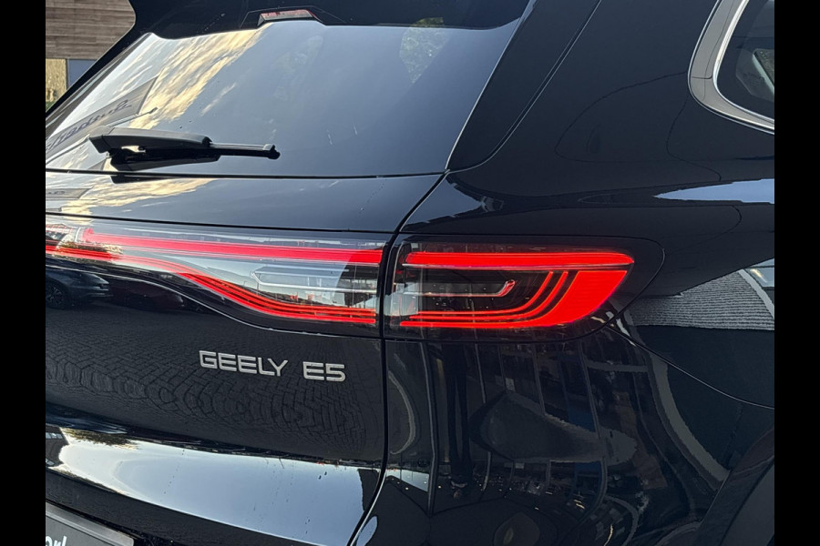 GEELY E5 Max+ 68 kWh 218 PK | 450 Km WLTP | Panoramadak | 360 Camera | Warmtepomp | Stoelverwarming & verkoeling | Massagestoelen | Elektrische klep | Stuurverwarming | Parkeersensoren | Achterbank verwarmd | 19 Inch