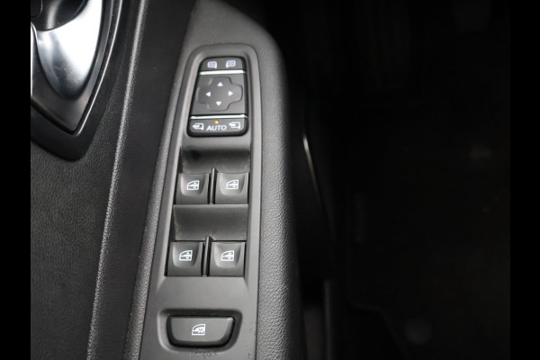 Renault Captur 0.9 TCe INTENS *NIEUWE DB KETTING* Renault Captur 0.9 TCe INTENS + CAMERA / TREKHAAK / NAVIGATIE / DAB / LED