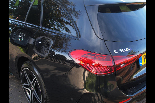 Mercedes-Benz C-Klasse Estate 300 e AMG Line | Panoramadak | AMG-Pakket | Night Pack | Burmester | Camera | Sfeerverlichting | NL-Auto |