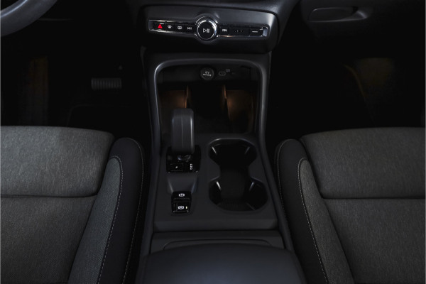 Volvo XC40 2.0 B3 165 PK Core | Elek. Trekhaak  | Adapt. Cruise | Stoel-+Stuurverw. | Camera | NAV + Carplay | ECC | LM 18" |