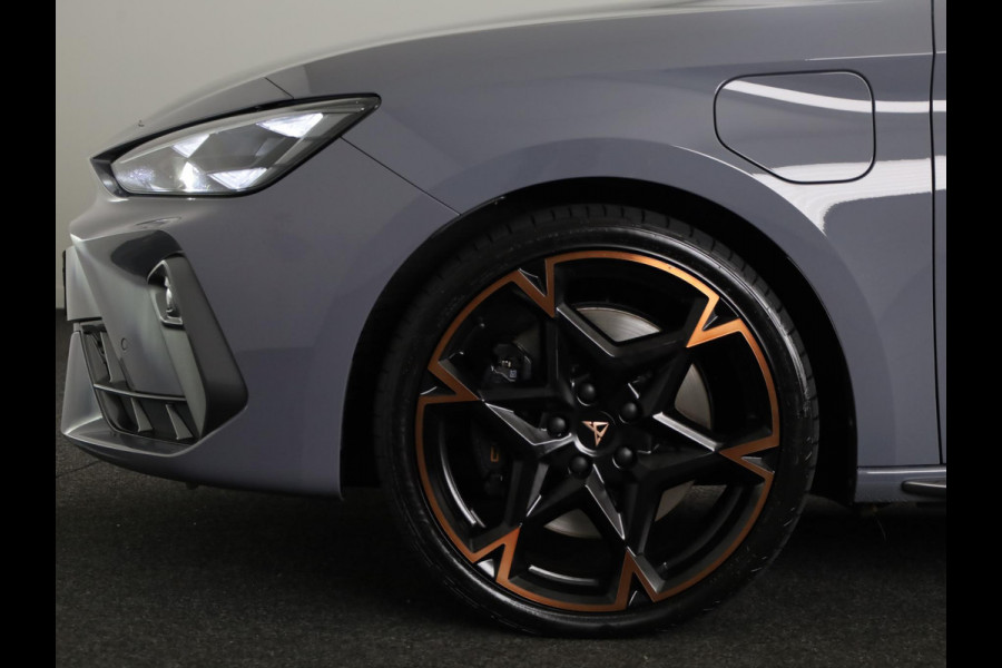 CUPRA Leon 1.5 TSI e-Hybrid VZ Performance 272 pk Automaat (DSG) | Navigatie | Panoramadak | Parkeersensoren | Achteruitrijcamera | Stoelverwarming | Keyless | Sennheiser Geluidssysteem |  LED Matrix koplampen | Alcantara bekleding |