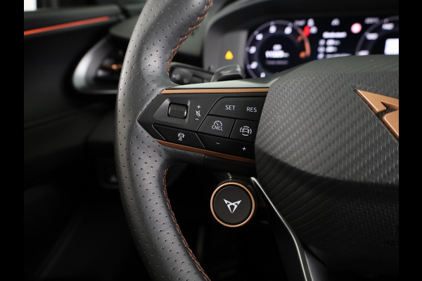 CUPRA Terramar 1.5 TSI e-Hybrid VZ America s CUP 272 pk Automaat | Navigatie | Panoramadak | Trekhaak (wegklapbaar) | Parkeersensoren (Park assist) | Rondomzicht camera | Lederen bekleding | Stoelverwarming |