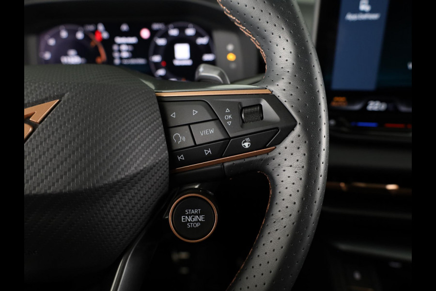 CUPRA Terramar 1.5 TSI e-Hybrid VZ America s CUP 272 pk Automaat | Navigatie | Panoramadak | Trekhaak (wegklapbaar) | Parkeersensoren (Park assist) | Rondomzicht camera | Lederen bekleding | Stoelverwarming |