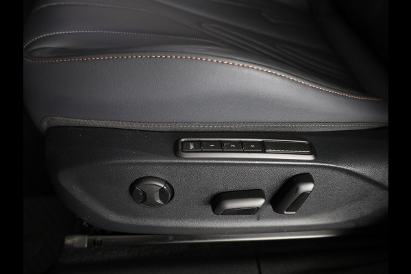 CUPRA Terramar 1.5 TSI e-Hybrid VZ America s CUP 272 pk Automaat | Navigatie | Panoramadak | Trekhaak (wegklapbaar) | Parkeersensoren (Park assist) | Rondomzicht camera | Lederen bekleding | Stoelverwarming |