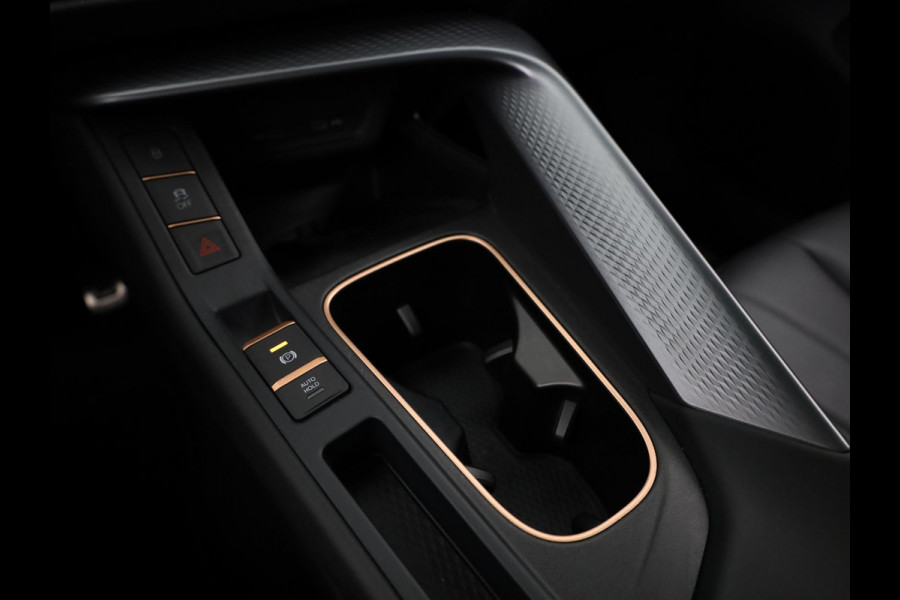 CUPRA Terramar 1.5 TSI e-Hybrid VZ America s CUP 272 pk Automaat | Navigatie | Panoramadak | Trekhaak (wegklapbaar) | Parkeersensoren (Park assist) | Rondomzicht camera | Lederen bekleding | Stoelverwarming |