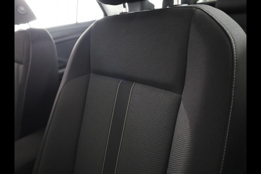 Volkswagen T-Roc 1.0 TSI Life 110 pk | Navigatie | Parkeersensoren (Park assist) | Achteruitrijcamera | Adaptieve cruise control | Stoelverwarming | LED koplampen | Apple carplay / Android auto |