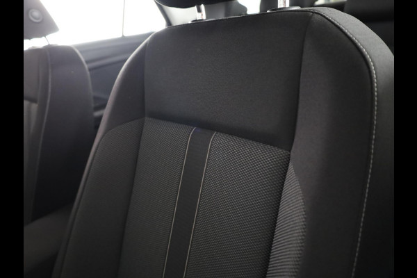 Volkswagen T-Roc 1.0 TSI Life 110 pk | Navigatie | Parkeersensoren (Park assist) | Achteruitrijcamera | Adaptieve cruise control | Stoelverwarming | LED koplampen | Apple carplay / Android auto |
