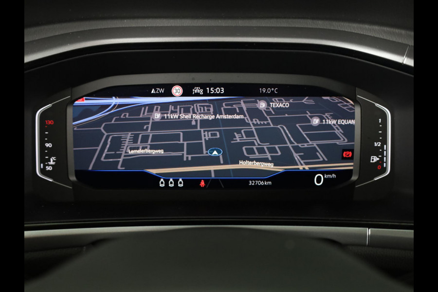 Volkswagen T-Roc 1.0 TSI Life 110 pk | Navigatie | Parkeersensoren (Park assist) | Achteruitrijcamera | Adaptieve cruise control | Stoelverwarming | LED koplampen | Apple carplay / Android auto |