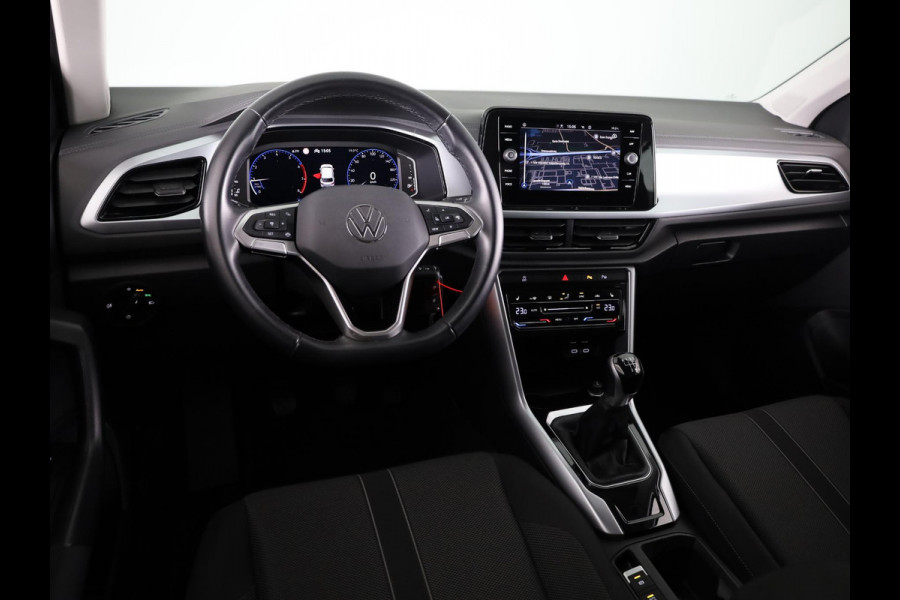 Volkswagen T-Roc 1.0 TSI Life 110 pk | Navigatie | Parkeersensoren (Park assist) | Achteruitrijcamera | Adaptieve cruise control | Stoelverwarming | LED koplampen | Apple carplay / Android auto |
