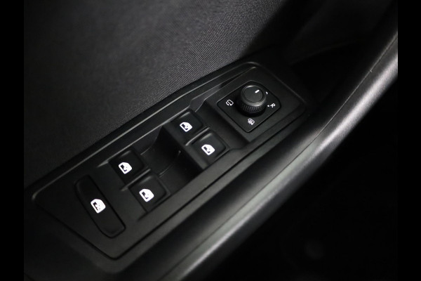 Volkswagen T-Roc 1.0 TSI Life 110 pk | Navigatie | Parkeersensoren (Park assist) | Achteruitrijcamera | Adaptieve cruise control | Stoelverwarming | LED koplampen | Apple carplay / Android auto |