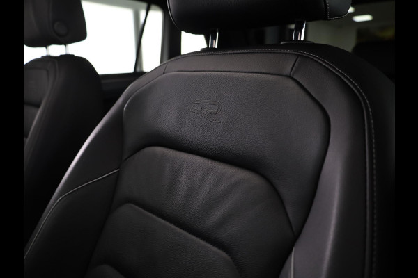 Volkswagen Tiguan 1.4 TSI eHybrid R-Line Business 245 pk Automaat (DSG) | Navigatie | Panoramadak | Parkeersensoren (Park assist) | Rondomzicht camera | Lederen bekleding | Elektr. voorstoelen met geheugen | Black Style pakket | R-Line |