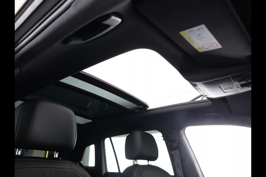 Volkswagen Tiguan 1.4 TSI eHybrid R-Line Business 245 pk Automaat (DSG) | Navigatie | Panoramadak | Parkeersensoren (Park assist) | Rondomzicht camera | Lederen bekleding | Elektr. voorstoelen met geheugen | Black Style pakket | R-Line |