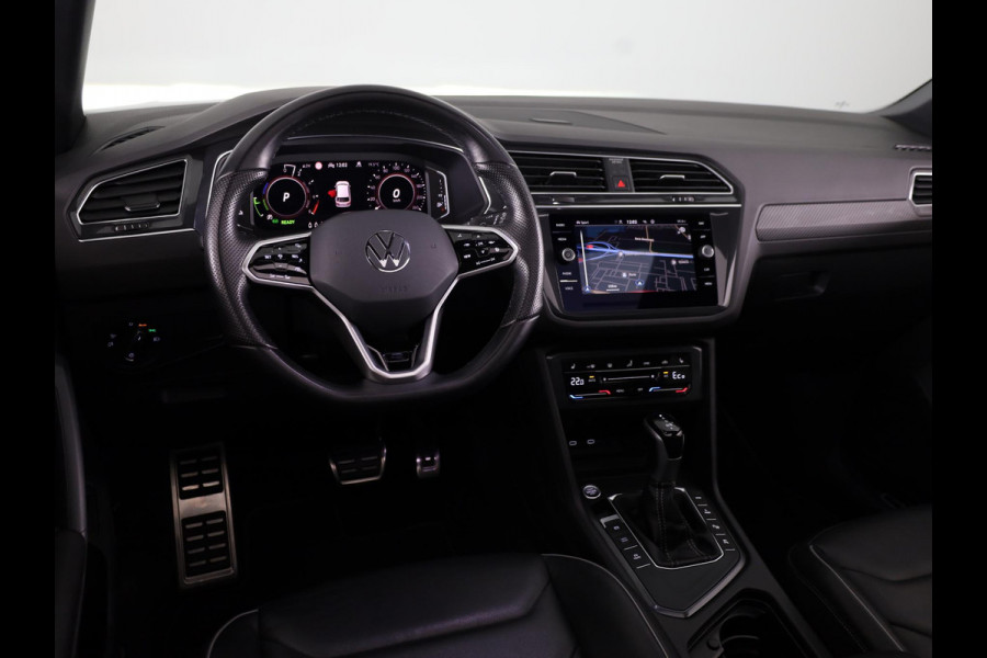 Volkswagen Tiguan 1.4 TSI eHybrid R-Line Business 245 pk Automaat (DSG) | Navigatie | Panoramadak | Parkeersensoren (Park assist) | Rondomzicht camera | Lederen bekleding | Elektr. voorstoelen met geheugen | Black Style pakket | R-Line |