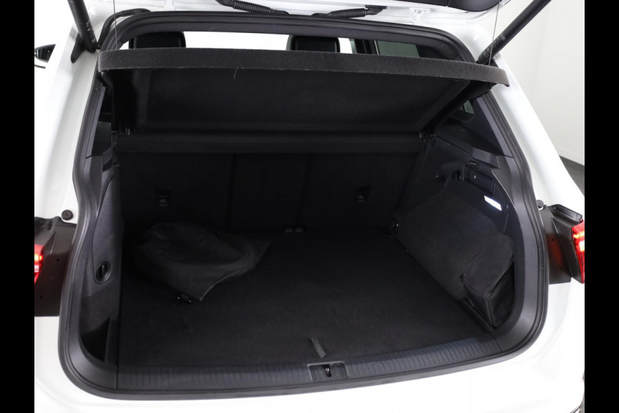 Volkswagen Tiguan 1.4 TSI eHybrid R-Line Business 245 pk Automaat (DSG) | Navigatie | Panoramadak | Parkeersensoren (Park assist) | Rondomzicht camera | Lederen bekleding | Elektr. voorstoelen met geheugen | Black Style pakket | R-Line |