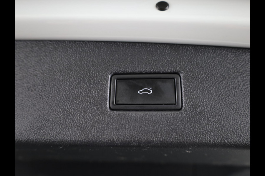 Volkswagen Tiguan 1.4 TSI eHybrid R-Line Business 245 pk Automaat (DSG) | Navigatie | Panoramadak | Parkeersensoren (Park assist) | Rondomzicht camera | Lederen bekleding | Elektr. voorstoelen met geheugen | Black Style pakket | R-Line |