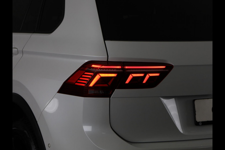 Volkswagen Tiguan 1.4 TSI eHybrid R-Line Business 245 pk Automaat (DSG) | Navigatie | Panoramadak | Parkeersensoren (Park assist) | Rondomzicht camera | Lederen bekleding | Elektr. voorstoelen met geheugen | Black Style pakket | R-Line |