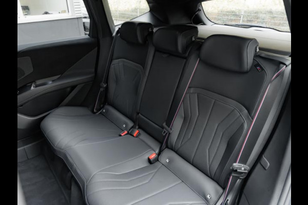 BMW iX3 50 xDrive - M-Sport Pro - Pano - M-Zetels - Highway Assistant