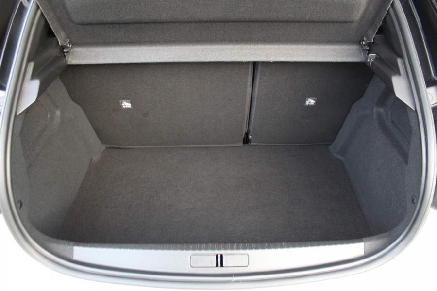 Opel Corsa 1.2-100pk Turbo Elegance Sky. In nieuwstaat verkerende Opel Corsa ! Autm. airco, cruise cntrl, lane assist, panoramadak, verwarmde stoelen, LM wielen, camera, parkeersensoren, navigatie by Apple Carplay/Android auto, metallic, LED verl. etc.