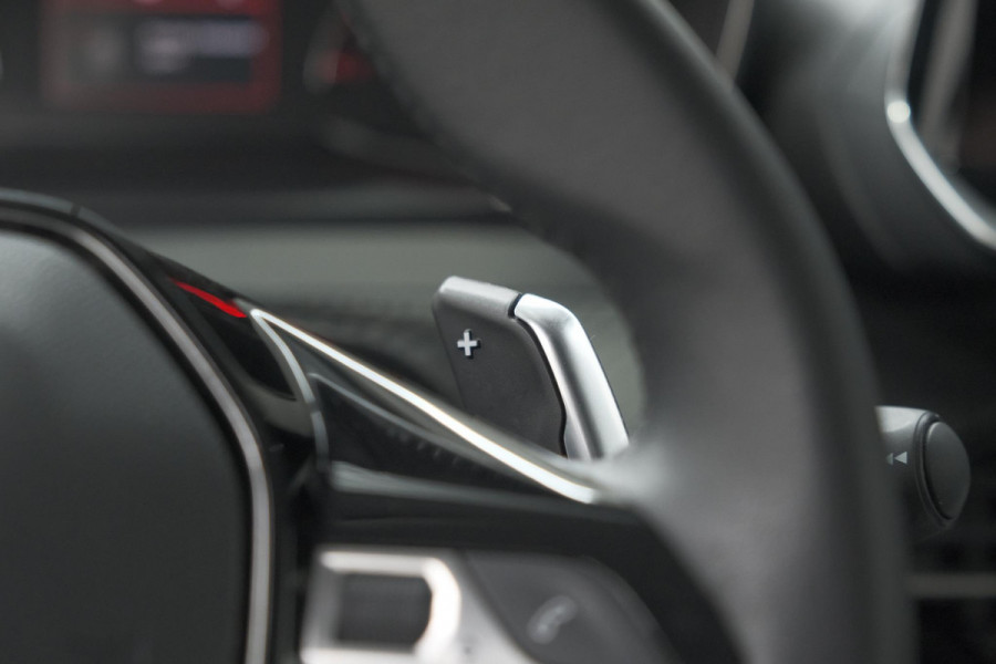 Peugeot 208 PureTech 100 EAT8 Allure | Navigatie | Parkeersensoren | Cruise Control