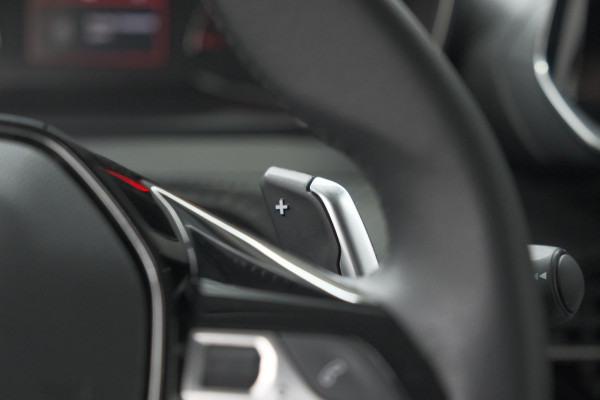 Peugeot 208 PureTech 100 EAT8 Allure | Navigatie | Parkeersensoren | Cruise Control