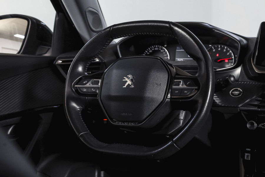 Peugeot 2008 1.2 PureTech 100 PK Allure | Cruise | PDC | Camera | Carplay/Android | ECC | LM 17" |