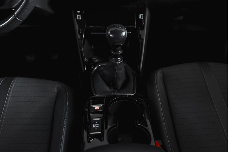 Peugeot 2008 1.2 PureTech 100 PK Allure | Cruise | PDC | Camera | Carplay/Android | ECC | LM 17" |