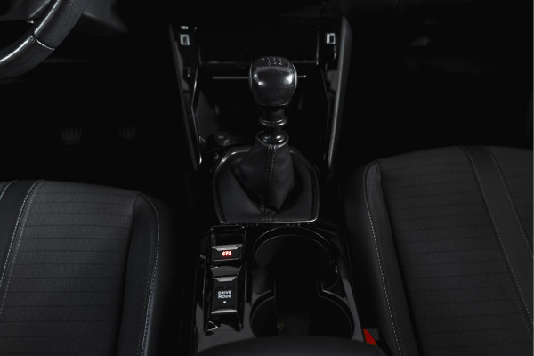 Peugeot 2008 1.2 PureTech 100 PK Allure | Cruise | PDC | Camera | Carplay/Android | ECC | LM 17" |