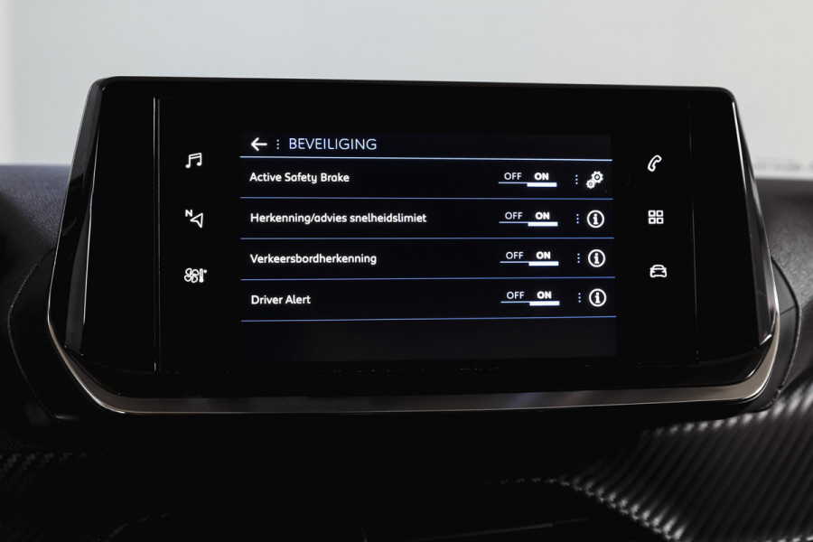 Peugeot 2008 1.2 PureTech 100 PK Allure | Cruise | PDC | Camera | Carplay/Android | ECC | LM 17" |