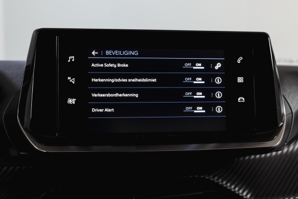 Peugeot 2008 1.2 PureTech 100 PK Allure | Cruise | PDC | Camera | Carplay/Android | ECC | LM 17" |
