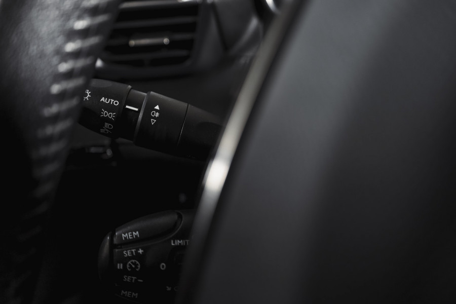 Peugeot 2008 1.2 PureTech 100 PK Allure | Cruise | PDC | Camera | Carplay/Android | ECC | LM 17" |