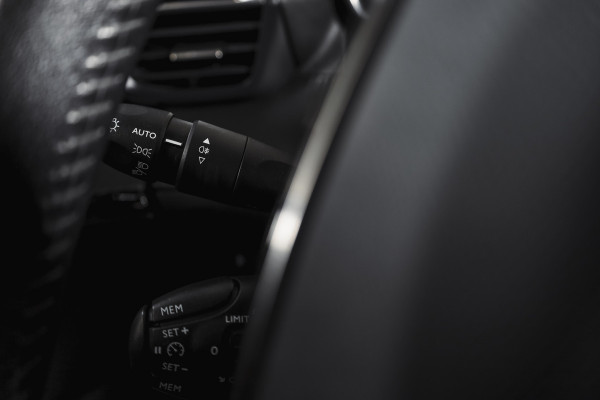 Peugeot 2008 1.2 PureTech 100 PK Allure | Cruise | PDC | Camera | Carplay/Android | ECC | LM 17" |