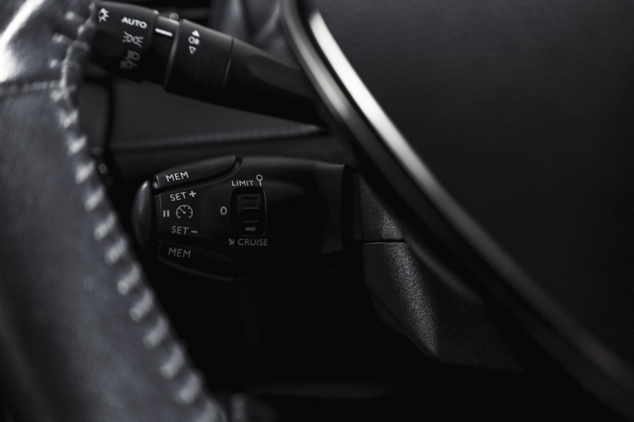 Peugeot 2008 1.2 PureTech 100 PK Allure | Cruise | PDC | Camera | Carplay/Android | ECC | LM 17" |
