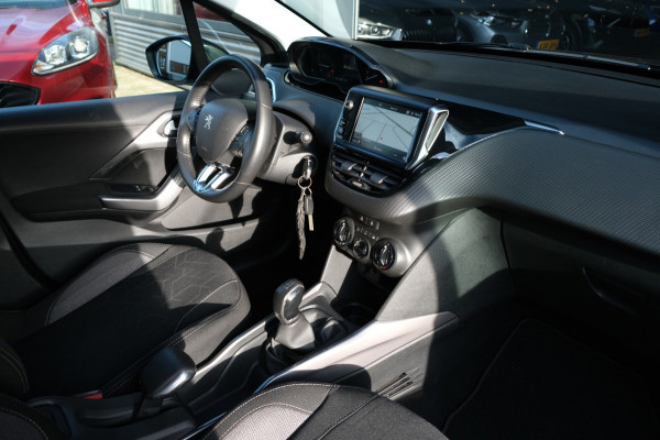 Peugeot 2008 1.2 PureTech *83dkm* Navigatie|Trekhaak 4 x Zgan ALL-Season banden APK 10-2027