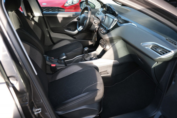 Peugeot 2008 1.2 PureTech *83dkm* Navigatie|Trekhaak 4 x Zgan ALL-Season banden APK 10-2027